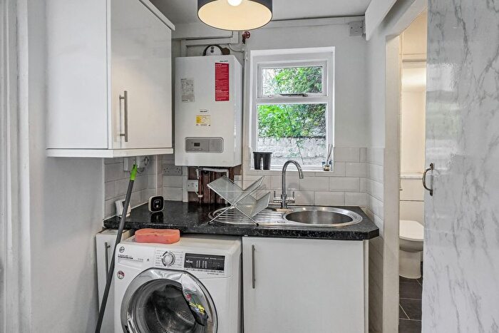 1 Bedroom Flat For Sale In Greenside Road, London, W12