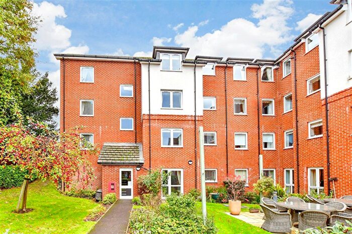 2 Bedroom Flat For Sale In Beaconsfield Road, Waterlooville, Hampshire, PO7