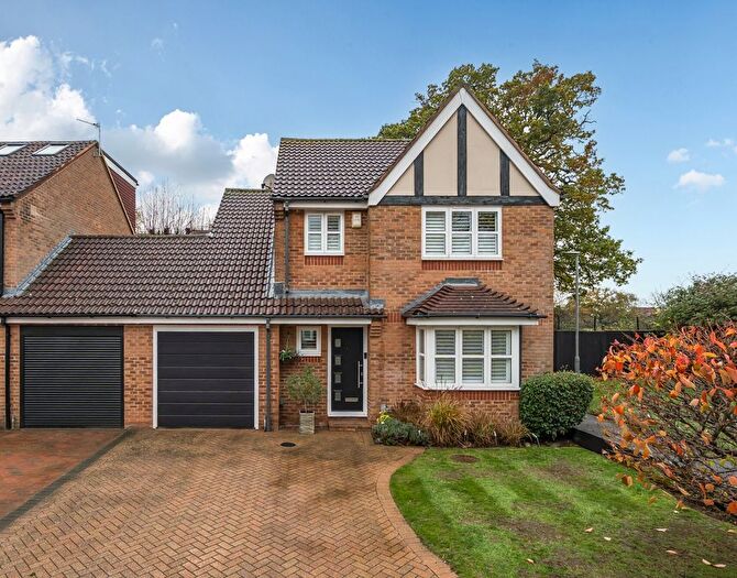 3 Bedroom Link Detached House For Sale In Manor Way, Croxley Green, WD3