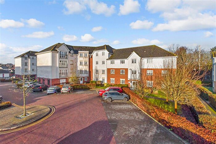 2 Bedroom Flat For Sale In Ingram Close, Larkfield, Aylesford, Kent, ME20