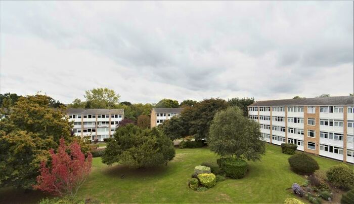 3 Bedroom Maisonette To Rent In Tarnwood Park London, SE9
