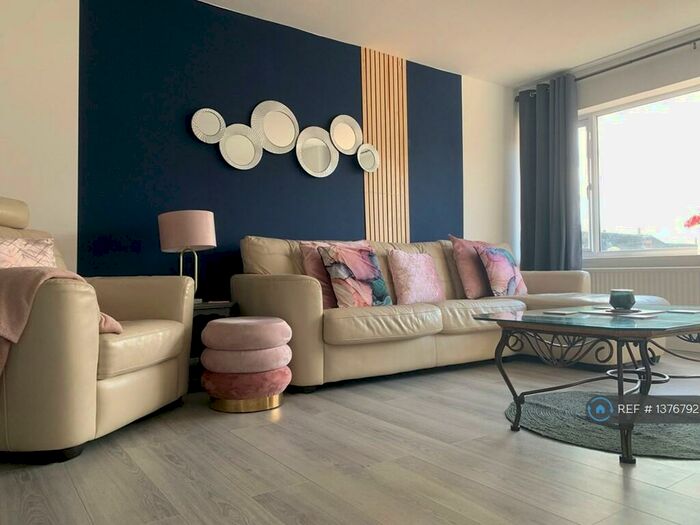 3 Bedroom Detached House To Rent In Crowthorne Gardens, Nottingham, NG5