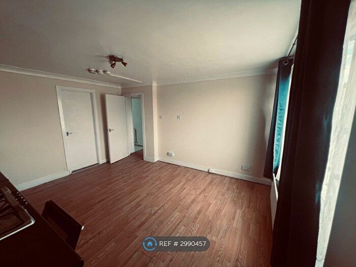 2 Bedroom Flat To Rent In Little Lullaway, Basildon, SS15