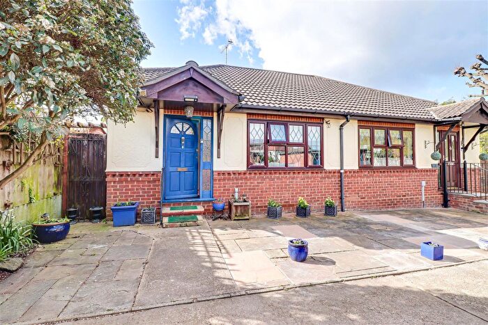 2 Bedroom Bungalow For Sale In Kingsway Chase, Westcliff-On-Sea, SS0