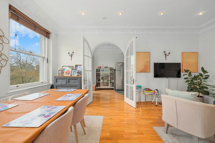 3 Bedroom Flat To Rent In Queen's Gate, London, SW7