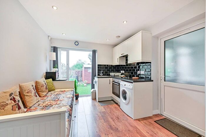 1 Bedroom Flat To Rent In Malden Hill Gardens, New Malden, KT3