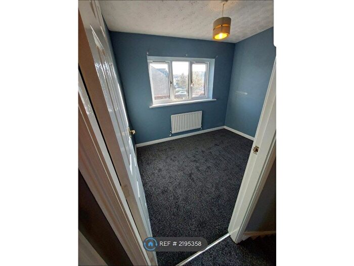 3 Bedroom Detached House To Rent In Bevan Court, Bradford, BD7