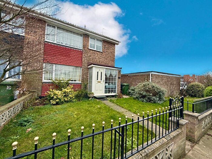 3 Bedroom Semi Detached House For Sale In Kalmia Green, Gorleston, Great Yarmouth, NR31