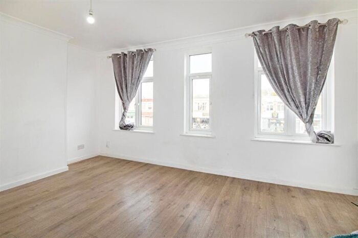 3 Bedroom Flat To Rent In Blackfen Parade, Blackfen, DA15