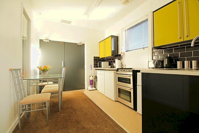 1 Bedroom Flat To Rent In Back Flat High Street, Lincoln, Lincolnshire, , United Kingdom, LN5