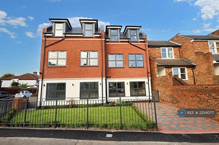 3 Bedroom Flat To Rent In Ennerdale Court, Surbiton, KT5