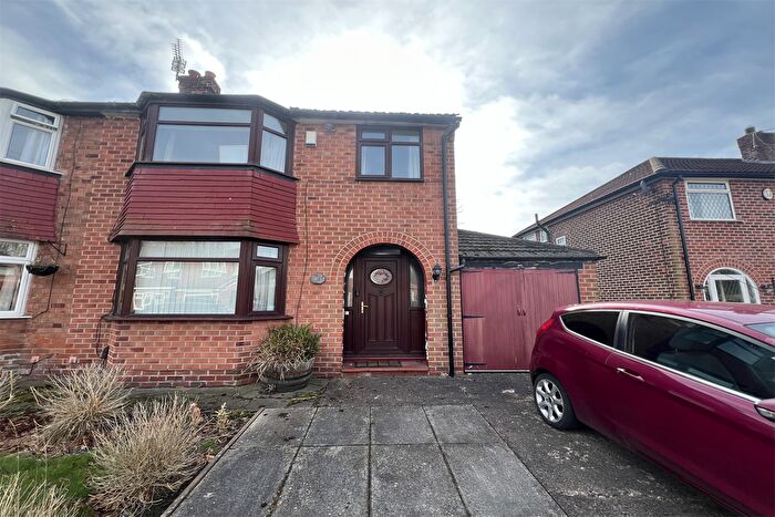 3 Bedroom Semi-Detached House To Rent In Pine Grove, Sale, M33