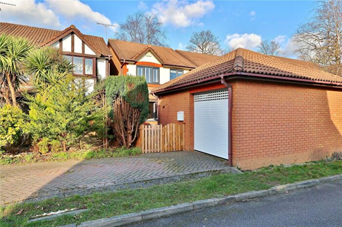 3 Bedroom Detached House For Sale In Alexandra Gardens, Knaphill, Woking, Surrey, GU21