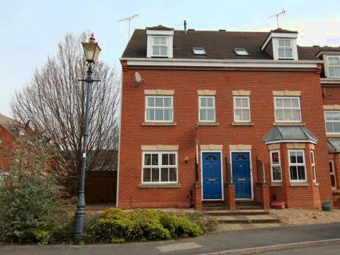3 Bedroom Town House To Rent In Charter Approach, Warwick, CV34