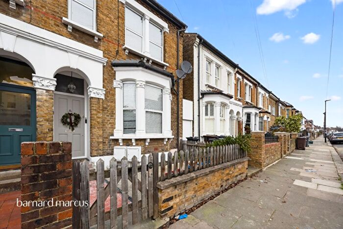 3 Bedroom Flat For Sale In Whitestile Road, Brentford, TW8