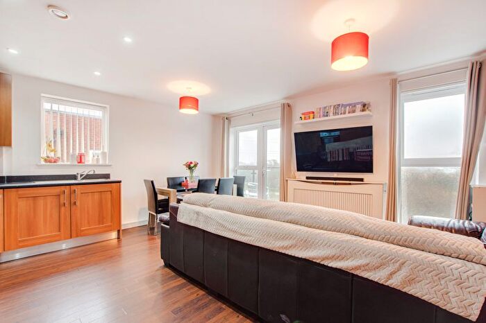 2 Bedroom Flat For Sale In Alcock Crescent, Dartford, DA1