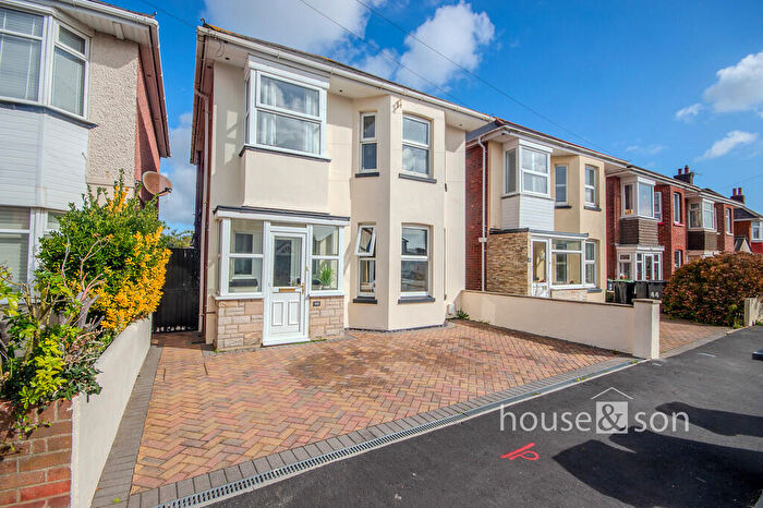 3 Bedroom Detached House For Sale In Kingswell Road, Bournemouth, BH10