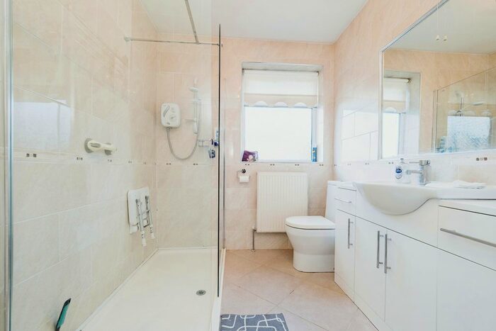3 Bedroom Bungalow To Rent In Lawns Way, Romford, RM5