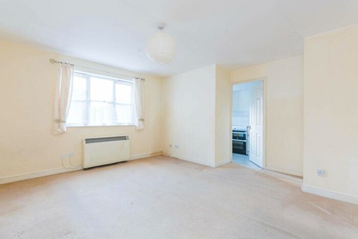 2 Bedroom Flat To Rent In Simms Gardens, East Finchley, London, N2