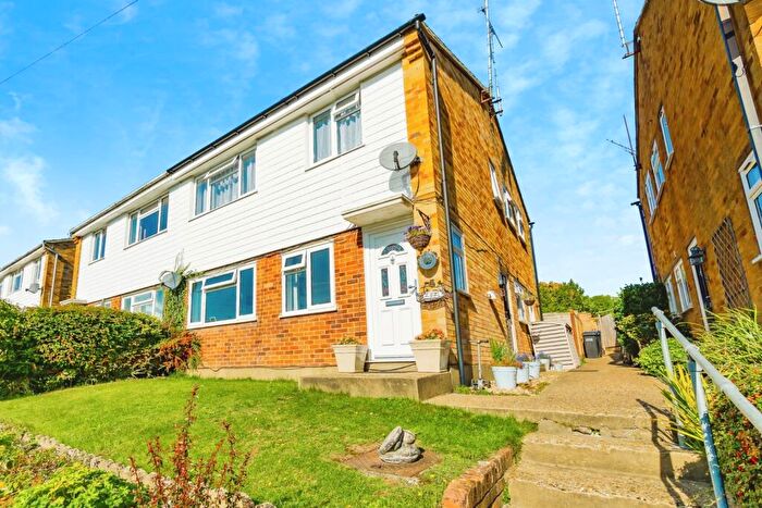 2 Bedroom Flat For Sale In Swallowdale, South Croydon, Surrey, CR2
