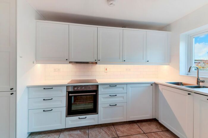 2 Bedroom Flat To Rent In Fuller Close, Shoreditch, London, E2