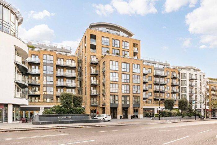 2 Bedroom Flat To Rent In Kew Bridge Road, Kew, TW8