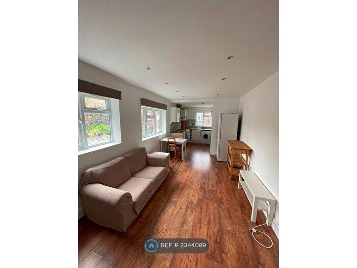 1 Bedroom Flat To Rent In Battersea Park Road, London, SW11