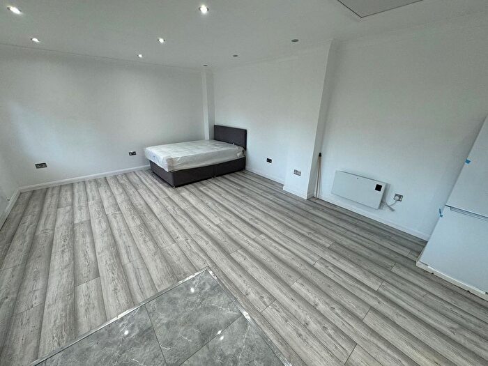 1 Bedroom Studio To Rent In Meadow Waye, Hounslow, TW5