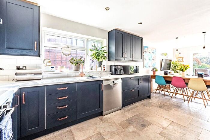 4 Bedroom Link Detached House For Sale In Blenheim Close, Didcot, Oxfordshire, OX11