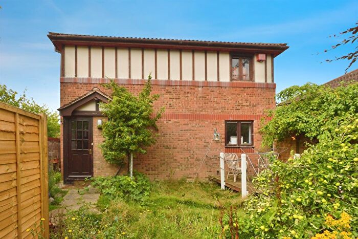 3 Bedroom Semi Detached House For Sale In Stafford Grove, Shenley Church End, Milton Keynes, MK5