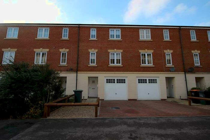 4 Bedroom Town House To Rent In Crowe Road, Bedford, MK40