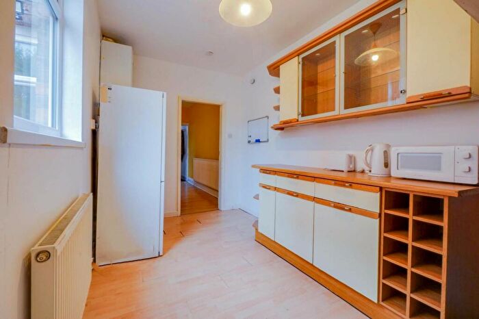 3 Bedroom Terraced House For Sale In Lytton Road, Clarendon Park, Leicester, LE2