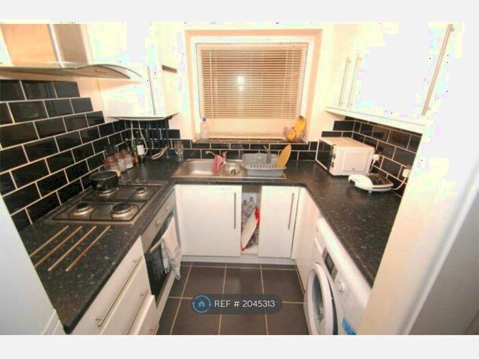 1 Bedroom Flat To Rent In Beacon Road, Chatham, ME5