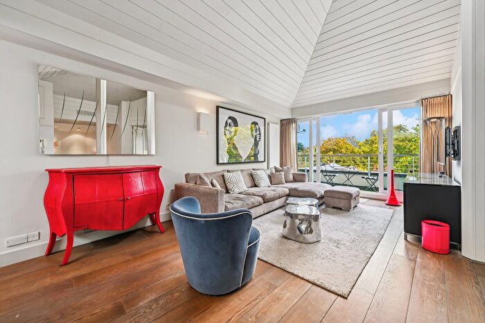 3 Bedroom Flat To Rent In Waldron House, - Old Church Street, SW3