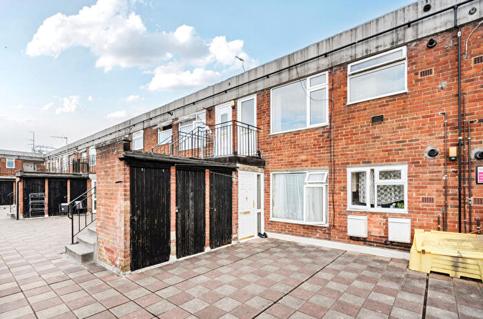 2 Bedroom Maisonette For Sale In Lowther Road, Dunstable, Bedfordshire, LU6