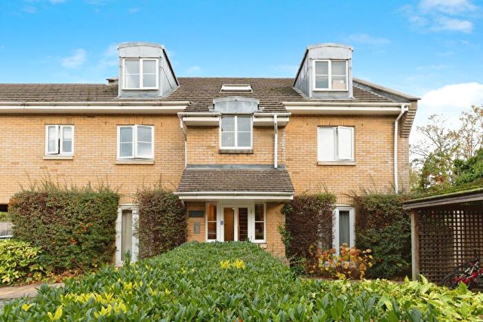 2 Bedroom Apartment For Sale In Fulmar Close, Surbiton, KT5