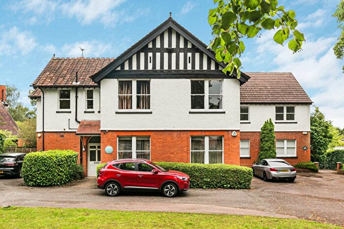 3 Bedroom Flat For Sale In Lancaster Avenue, Hadley Wood, Hertfordshire, EN4