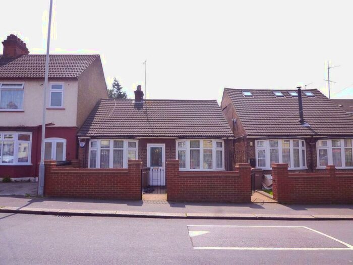 2 Bedroom Bungalow To Rent In Beechwood, Luton, LU4
