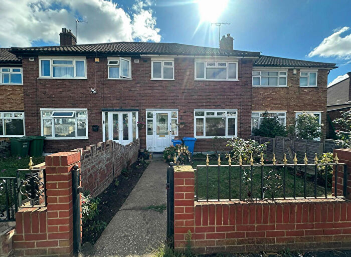 3 Bedroom Terraced House For Sale In Eastern Avenue East, Romford, RM1