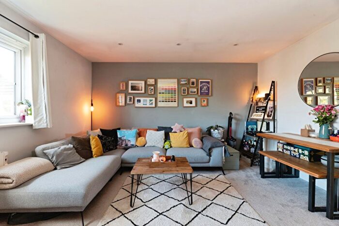 2 Bedroom Flat For Sale In Sherriff Close, Esher, Surrey, KT10