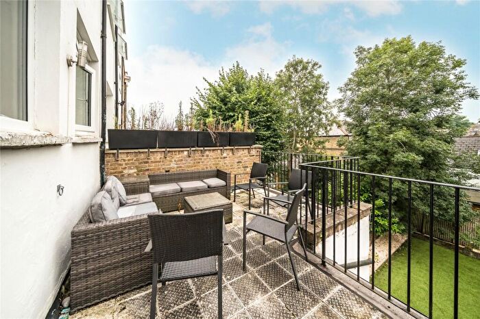2 Bedroom Apartment To Rent In Cavendish Road, London, SW12