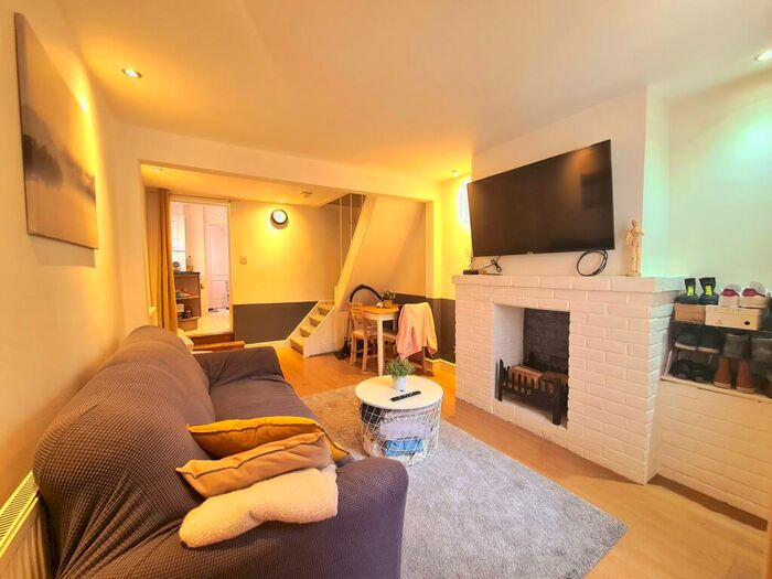 2 Bedroom Semi-Detached House To Rent In Oakley Road, Bromley, BR2