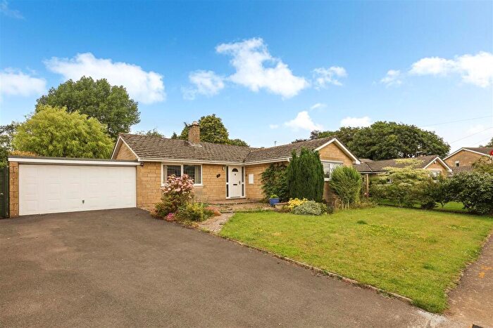 2 Bedroom Bungalow For Sale In Cambridge Way, Minchinhampton, Stroud, GL6