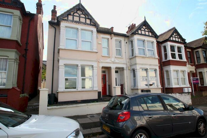 2 Bedroom Flat To Rent In Milton Avenue, Westcliff-On-Sea, SS0