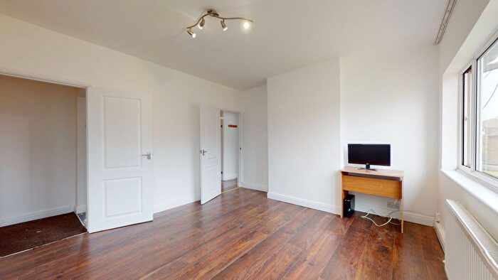 2 Bedroom Flat To Rent In Regal Court, London, N18