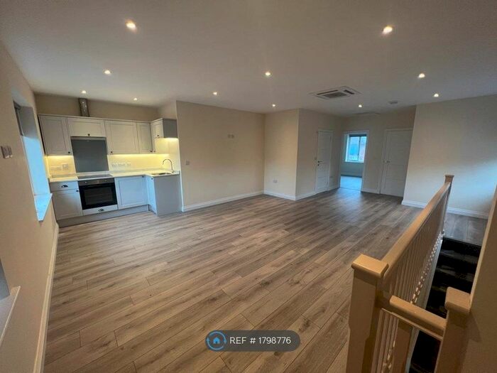 2 Bedroom Flat To Rent In Pelhams Court, Marlborough, SN8