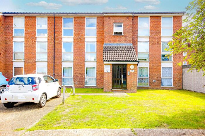 2 Bedroom Flat For Sale In Poplar Grove, London, Greater London, N11