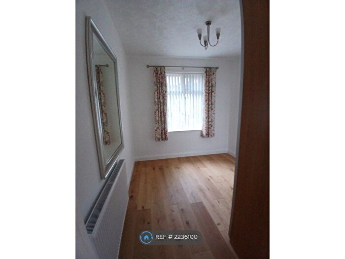 2 Bedroom Bungalow To Rent In Kingsmead, Barnet, EN5