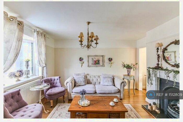 3 Bedroom Semi-Detached House To Rent In Sunnybank, Warlingham, CR6