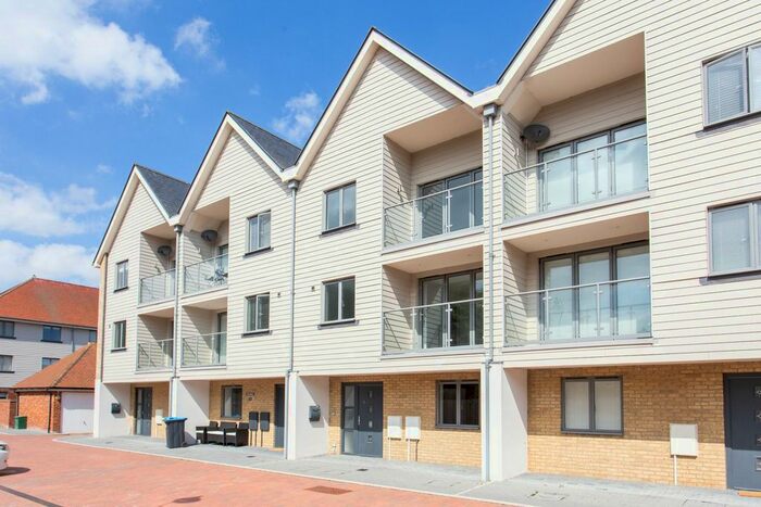 4 Bedroom Town House To Rent In Haven Bank, Sandwich, CT13